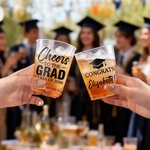 Personalisierte Graduation Cap Congrats Frosted Plastic Cups mit Namen und Jahr Set von 10 Graduation Party Favor für Absolventen