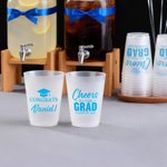 Personalisierte Graduation Cap Congrats Frosted Plastic Cups mit Namen und Jahr Set von 10 Graduation Party Favor für Absolventen