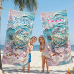 Asciugamano da spiaggia personalizzato con nome e nome per la festa di compleanno in spiaggia della fidanzata nuotatrice.