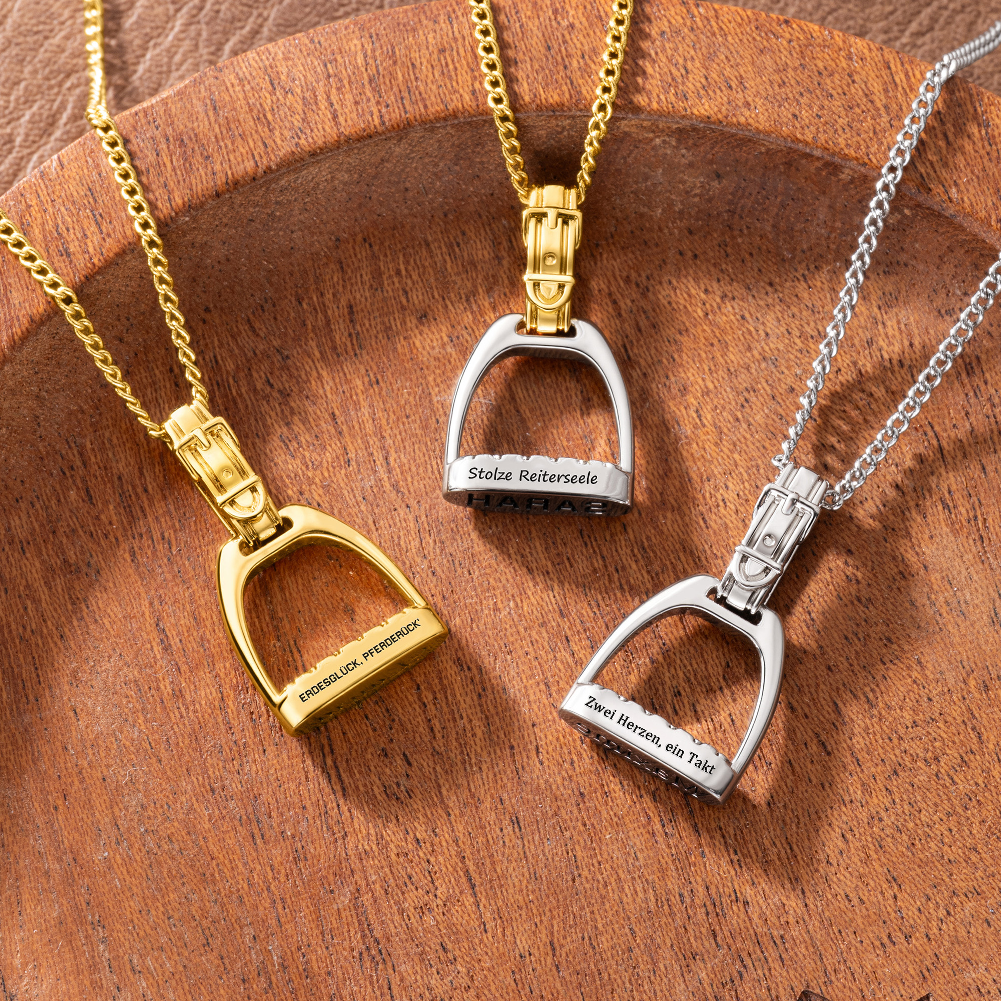 Personalisierte Steigbügel-Halskette mit Namen- und Text-Gravur | Siegel-Funktion | Reitsport-Schmuck | Jahrestag Geburtstag Geschenk für Reiterinnen