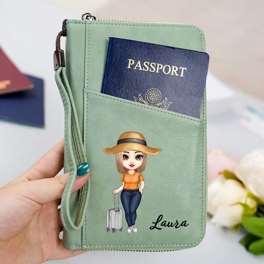 Portapassaporto personalizzato in ecopelle con laccetto da polso, personaggio in stile cartone animato e nome - Regalo di compleanno per famiglia 4
