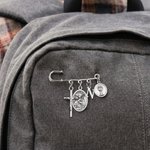 Alfiler de santo católico personalizado con inicial Joyería delicada Confirmación Recuerdo Comunión Bautizo Regalo para católicos