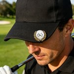 Personalisierter magnetischer Golfballmarker mit Hutclip | Lorbeerkranz- und Monogramm-Design | Geburtstag Geschenk für Golfliebhaber