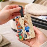 Étiquette de bagage personnalisée avec personnage et nom - Style de carte rétro - Cadeau de voyage pour la famille et les amis
