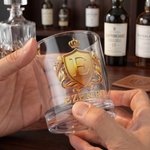 Bicchiere da whisky personalizzato in vetro da 295 ml con iniziale nome e distintivo dorato regalo di compleanno per uomini o appassionati di whisky