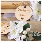Set di penne a sfera personalizzate in legno con fiori secchi, testo inciso e targhetta rotonda Anniversario di matrimonio, regalo di compleanno per l'amica damigella d'onore