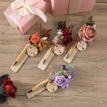 Set di penne a sfera personalizzate in legno con fiori secchi, testo inciso e targhetta rotonda Anniversario di matrimonio, regalo di compleanno per l'amica damigella d'onore