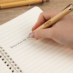 Set di penne a sfera personalizzate in legno con fiori secchi, testo inciso e targhetta rotonda Anniversario di matrimonio, regalo di compleanno per l'amica damigella d'onore