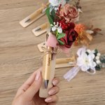Set di penne a sfera personalizzate in legno con fiori secchi, testo inciso e targhetta rotonda Anniversario di matrimonio, regalo di compleanno per l'amica damigella d'onore