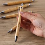 Set di penne a sfera personalizzate in legno con fiori secchi, testo inciso e targhetta rotonda Anniversario di matrimonio, regalo di compleanno per l'amica damigella d'onore