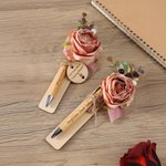 Set di penne a sfera personalizzate in legno con fiori secchi, testo inciso e targhetta rotonda Anniversario di matrimonio, regalo di compleanno per l'amica damigella d'onore