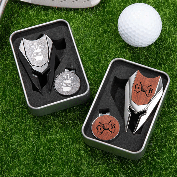 Elementi personalizzati per il golf Strumento per la riparazione delle scanalature Set di clip magnetiche per cappelli con iniziali del nome e custodia Regalo di compleanno per il giorno del gioco per