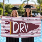 Personalisierte Wimpel schnell trocknen überdimensionale Strandtuch mit Schulnamen und Namen Travel Essentials Beach Party Graduation Geschenk für Freunde Absolventen