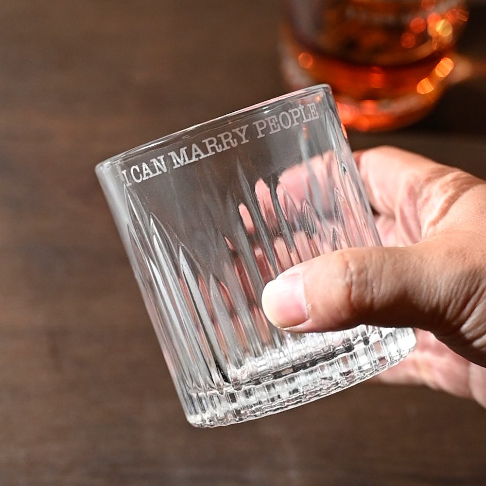 Henkilökohtainen I Can Marry People Wedding Rings Design 10 oz Whiskey lasi nimi ja päivämäärä häät juhlia osapuoli lahja virkailijaan 5