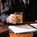 Personalisierte Waage der Gerechtigkeit Balance 10 oz Whiskey Glas mit Namen Geburtstag Graduierung Geschenk für Juristen Jurastudenten