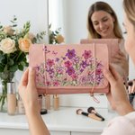 Personalisierte Geburt Blume Schmetterling PU Leder Kosmetiktasche mit Namen Reise Essentials Hochzeit Party Geburtstag Geschenk für Frauen