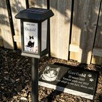 Gepersonaliseerde zonne-energie tuinlamp met huisdierfoto en bloemmotief met naam en datum herdenkingscadeau voor familie van huisdierbezitters