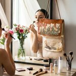 Personalisierte Geburt Blume Schmetterling PU Leder Kosmetiktasche mit Namen Reise Essentials Hochzeit Party Geburtstag Geschenk für Frauen