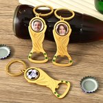 Personalisierter Flaschenöffner-Schlüsselanhänger im WM-Pokal-Design | mit Foto und Namen | Geburtstags- und Vatertagsgeschenk für Fußballfans
