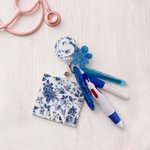 Chinoiserie Personalizada Floral Insignia Carrete con la Inicial y la Insignia Buddy Cumpleaños Apreciación Regalo para Enfermera Doctora