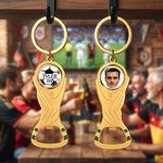 Personalisierter Flaschenöffner-Schlüsselanhänger im WM-Pokal-Design | mit Foto und Namen | Geburtstags- und Vatertagsgeschenk für Fußballfans