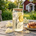 Personligt dricksglas med bambulock och sugrör eget namn och månadsblomma glasmugg iskaffe unik present till midsommar och tjej