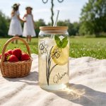 Personligt dricksglas med bambulock och sugrör eget namn och månadsblomma glasmugg iskaffe unik present till midsommar och tjej