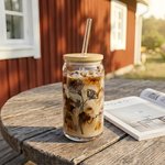 Personligt dricksglas med bambulock och sugrör eget namn och månadsblomma glasmugg iskaffe unik present till midsommar och tjej