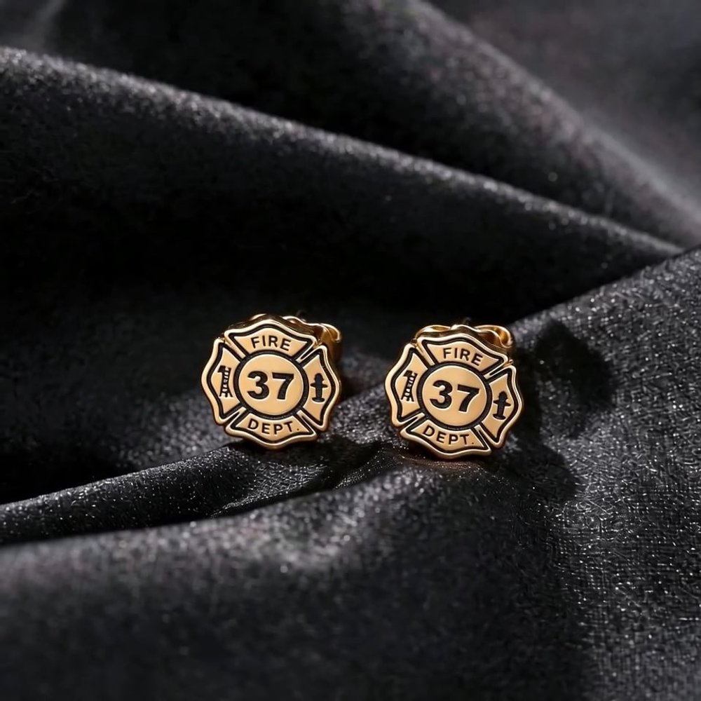 Idrante antincendio personalizzato Tiny Maltese Cross Orecchini unisex con numeri incisi Regalo di compleanno dei vigili del fuoco per uomini donne 3