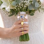 Spilla personalizzata Something Blue Catholic Bridal Bouquet Rosary con iniziali Regalo di anniversario di matrimonio per la coppia di sposi