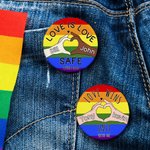 Personalizzato Arcobaleno Retro LGBTQ Banner Amore vince nome Pin Button Badge con testo uso quotidiano Pride Parade Anniversario regalo per la coppia famiglia
