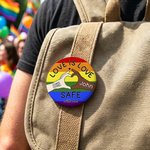 Personalizzato Arcobaleno Retro LGBTQ Banner Amore vince nome Pin Button Badge con testo uso quotidiano Pride Parade Anniversario regalo per la coppia famiglia