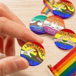 Personalizzato Arcobaleno Retro LGBTQ Banner Amore vince nome Pin Button Badge con testo uso quotidiano Pride Parade Anniversario regalo per la coppia famiglia