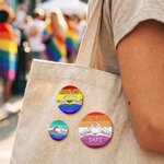 Personalizzato Arcobaleno Retro LGBTQ Banner Amore vince nome Pin Button Badge con testo uso quotidiano Pride Parade Anniversario regalo per la coppia famiglia