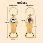 Personalisierter Flaschenöffner-Schlüsselanhänger im WM-Pokal-Design | mit Foto und Namen | Geburtstags- und Vatertagsgeschenk für Fußballfans