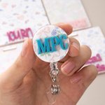 Badge d'identification personnalisé avec texte monogramme et enrouleur de badge Journée de l'infirmière à l'hôpital Cadeau de l'enseignant pour l'étudiant en soins infirmiers