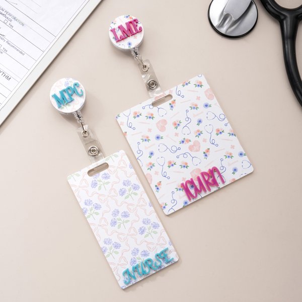 Badge d'identification personnalisé avec texte monogramme et enrouleur de badge Journée de l'infirmière à l'hôpital Cadeau de l'enseignant pour l'étudiant en soins infirmiers