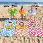 Gepersonaliseerd sneldrogend strandlaken met geruit patroon en naam ideaal voor zomer strandfeestjes en als verjaardagscadeau voor kinderen
