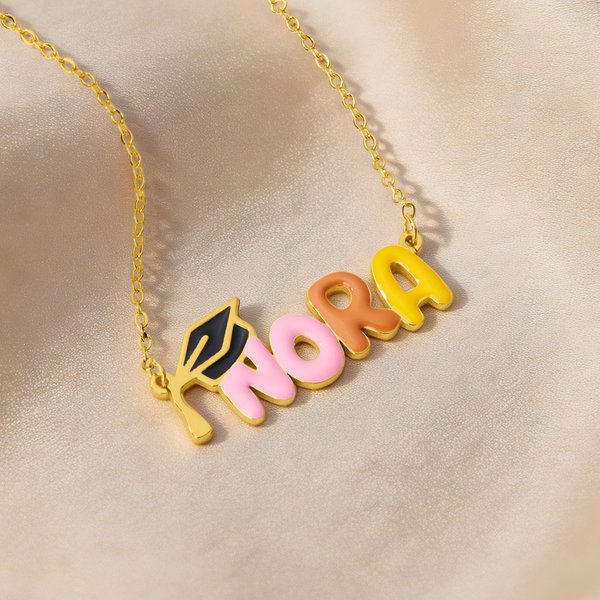 Personalisierte niedliche bunte Emaille Blase Buchstaben Graduation Cap Halskette mit Namen Zierlich Schmuck Geburtstag Graduierung Jahrestag Geschenk für Absolventen