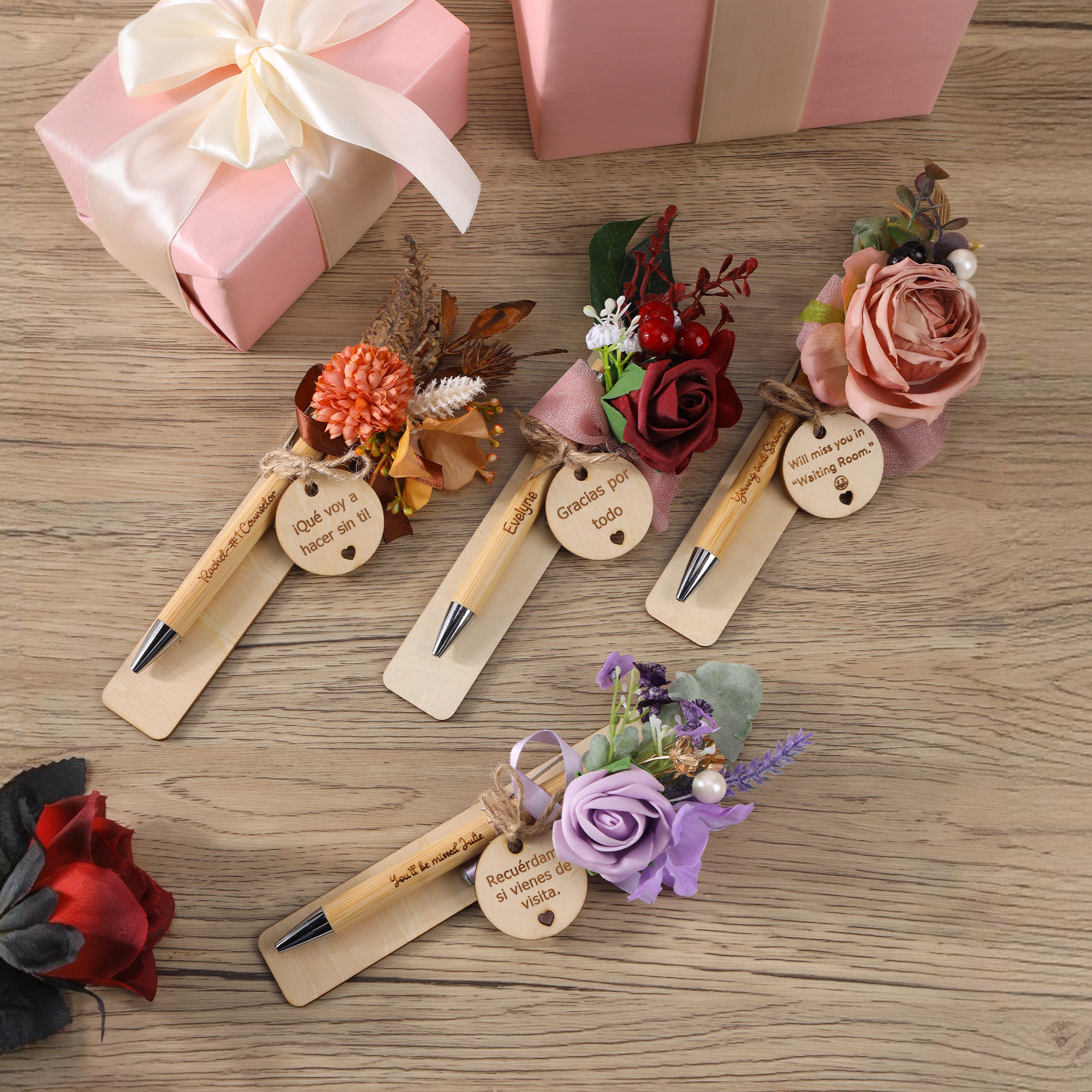 Bolígrafo de madera personalizado con flores secas y etiqueta redonda con texto grabado regalo de boda y cumpleaños para amiga profe o dama de honor
