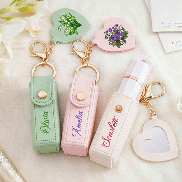 Personalisierte Geburt Blume PU Leder Lippenstift Fall Schlüsselanhänger mit Namen und herzförmigen Spiegel Jahrestag Geburtstag Geschenk für Frauen