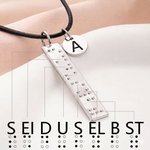 Personalisierte Halskette mit Blindenschrift: SEI DU SELBST | mit Initiale und Wunschgravur | Schmuck | Geburtstag Geschenk für Blinde Sehbehinderte