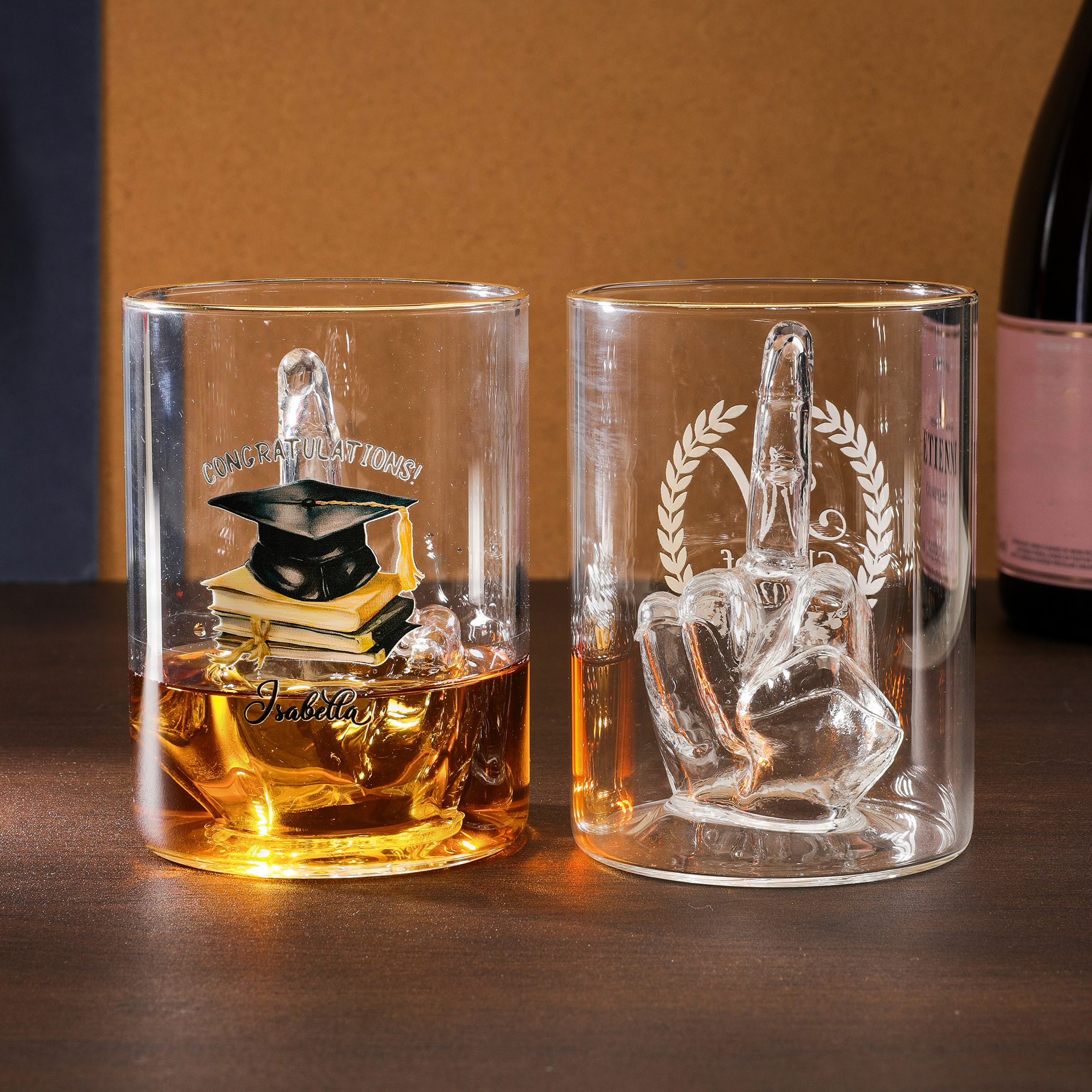 Personalisiertes, witziges Whiskeyglas in Form einer Abschlusskappe mit ausgestrecktem Mittelfinger, mit Initialen und Text – ein lustiges Scherzgeschenk für die Abschlussfeier
