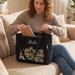 Gepersonaliseerde Geboorte Bloemen Naam Corduroy Grote Capaciteit Corduroy Tote Bag met Ritssluiting en Front Pocket Dagelijks Gebruik Verjaardag Reiscadeau voor Haar