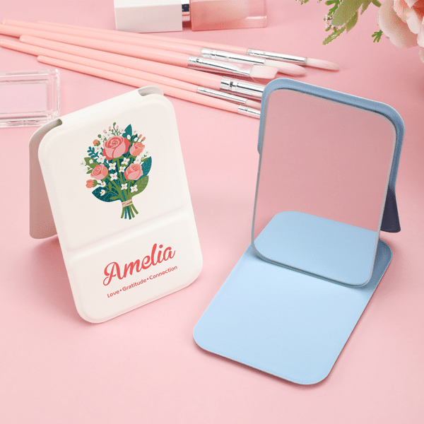 Specchio per il trucco personalizzato in stile illustrazione con nome, essenziale per il viaggio e per l'uso quotidiano.