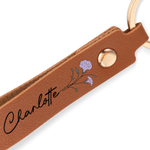 Personalisierte Geburt Blume PU Leder Multicolor Schlüsselanhänger mit Namen Hochzeit Party Geburtstag Jahrestag Geschenk für sie