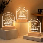 Veilleuse LED personnalisée avec nom, année, texte et base en bois Cadeau d'anniversaire pour les amoureux des livres.