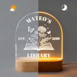 Veilleuse LED personnalisée avec nom, année, texte et base en bois Cadeau d'anniversaire pour les amoureux des livres.