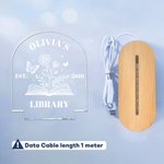 Veilleuse LED personnalisée avec nom, année, texte et base en bois Cadeau d'anniversaire pour les amoureux des livres.