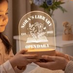 Veilleuse LED personnalisée avec nom, année, texte et base en bois Cadeau d'anniversaire pour les amoureux des livres.